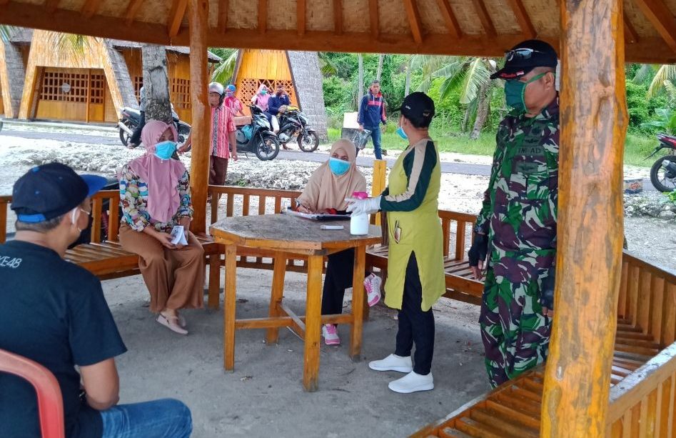 Serka TNI Ruslan saat bersosialisasi kepada warga