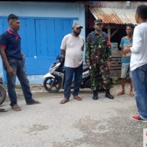 Serma TNI La Umpi saat mensosialisasikan prokes covid-19 ke warga