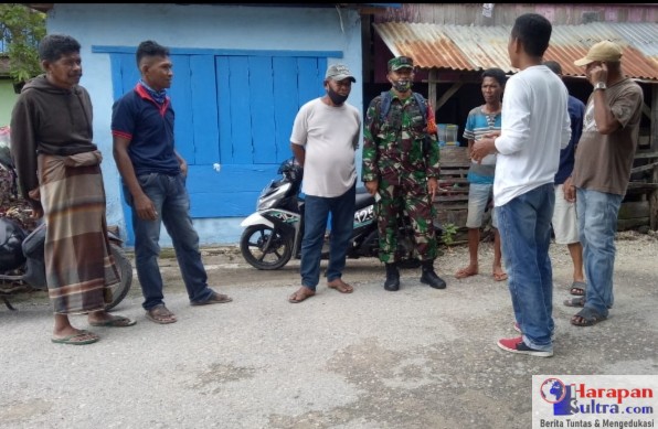 Serma TNI La Umpi saat mensosialisasikan prokes covid-19 ke warga