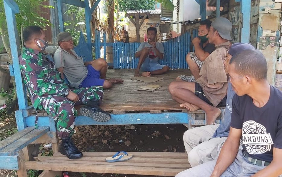 Babinsa Saat sosialisasi ke warga