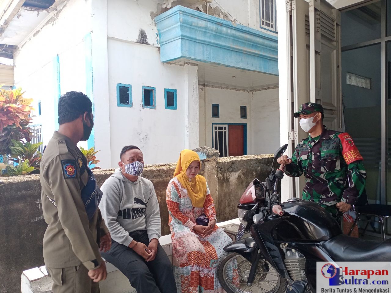 Serda Musriadi saat mensosialisasikan penerapan Prokes ke Masyarakat