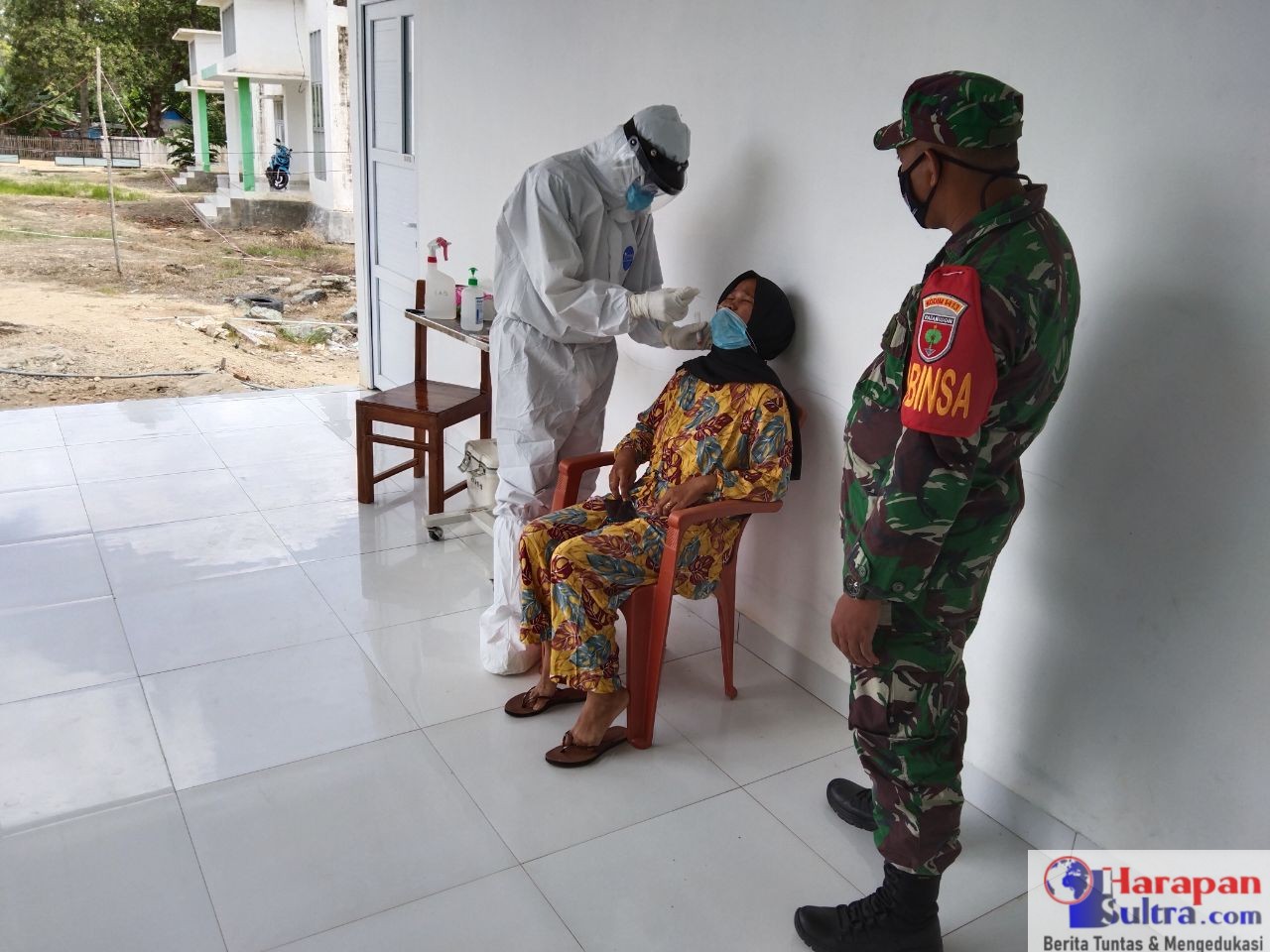 Anggota TNI saat memantau pelaksanaan swab pegawai Puskesmas