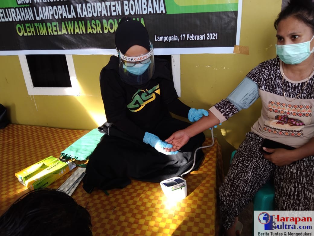 Relawan ASR saat melakukan Pemeriksaan Kesehatan warga