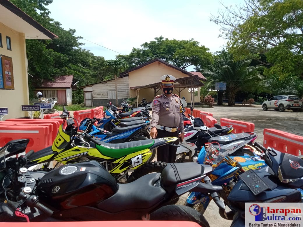 Kasat Lantas Polres Bombana, AKP Muhammad Arifin Fajar, SM saat menunjukkan motor yang diamankan.