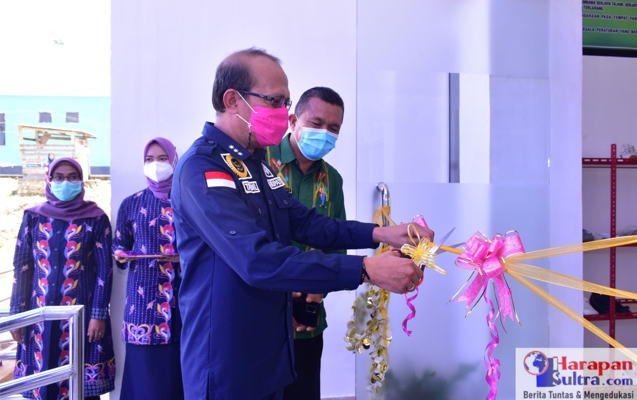 Bupati Tafdil didampingi Kadinkes dr. Sunandar saat meresmikan Puskesmas Poleang