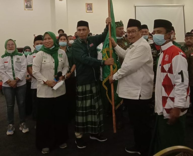 Iskandar saat menerima Pataka DPC Kabupaten Bombana