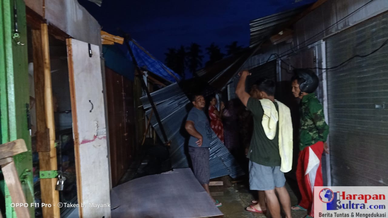 Salah satu los Pasar yang rusak akibat hantaman angin puting beliung.
