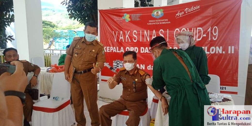 Sekda Bombana Drs. Man Arfa saat divaksin Sinovac