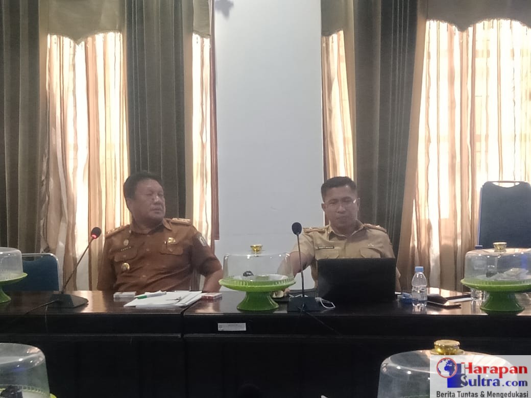 Kepala BKD Bombana, Darwin Ismail (kiri) saat Raker bersama DPRD