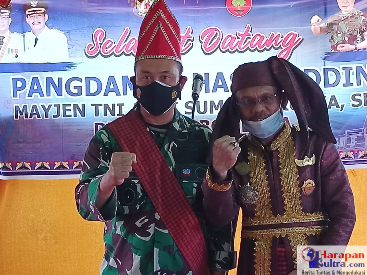 Pangdam XIV/Hasanuddin Mayjen TNI Andi Sumangerukka bersama Raja Moronene ke XXXIV Apua Mokole Alfian Pimpie.