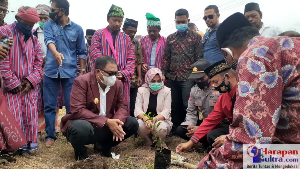 Bupati Arusani saat melauncing Program PKDT dengan menanam Jeruk Siompu