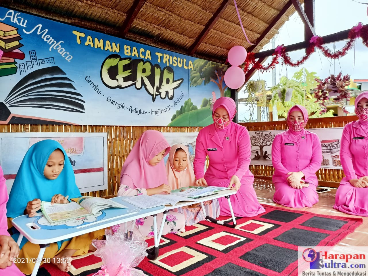 Ketua Bhayangkari Cabang Bombana, Ny. Linda Dandy berdialog dengan anak anak usai meresmikan Taman Baca