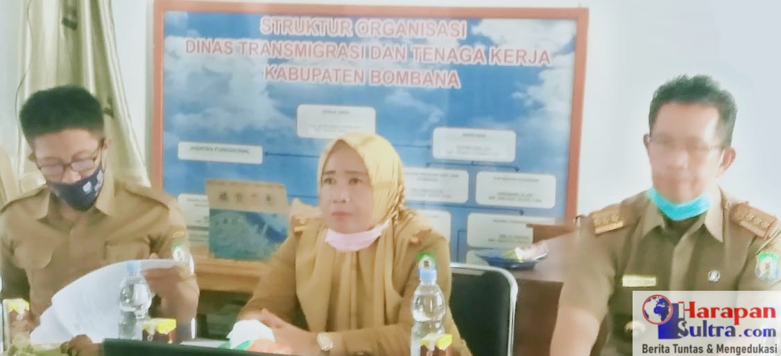 Kadis Transnaker Kabupaten Bombana Drs. Mohamad Subur, M.Si (Kanan)