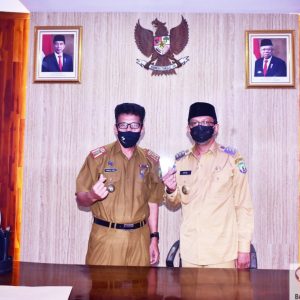 Bupati Bombana, H. Tafdil (Kanan), dan Kepala Dinas Pengendalian Penduduk dan Keluarga Berencana, Drs. H. Abdul Azis, M.Si (Kiri) Bupati Bombana, H. Tafdil (Kanan), dan Kepala Dinas Pengendalian Penduduk dan Keluarga Berencana, Drs. H. Abdul Azis, M.Si (Kiri)