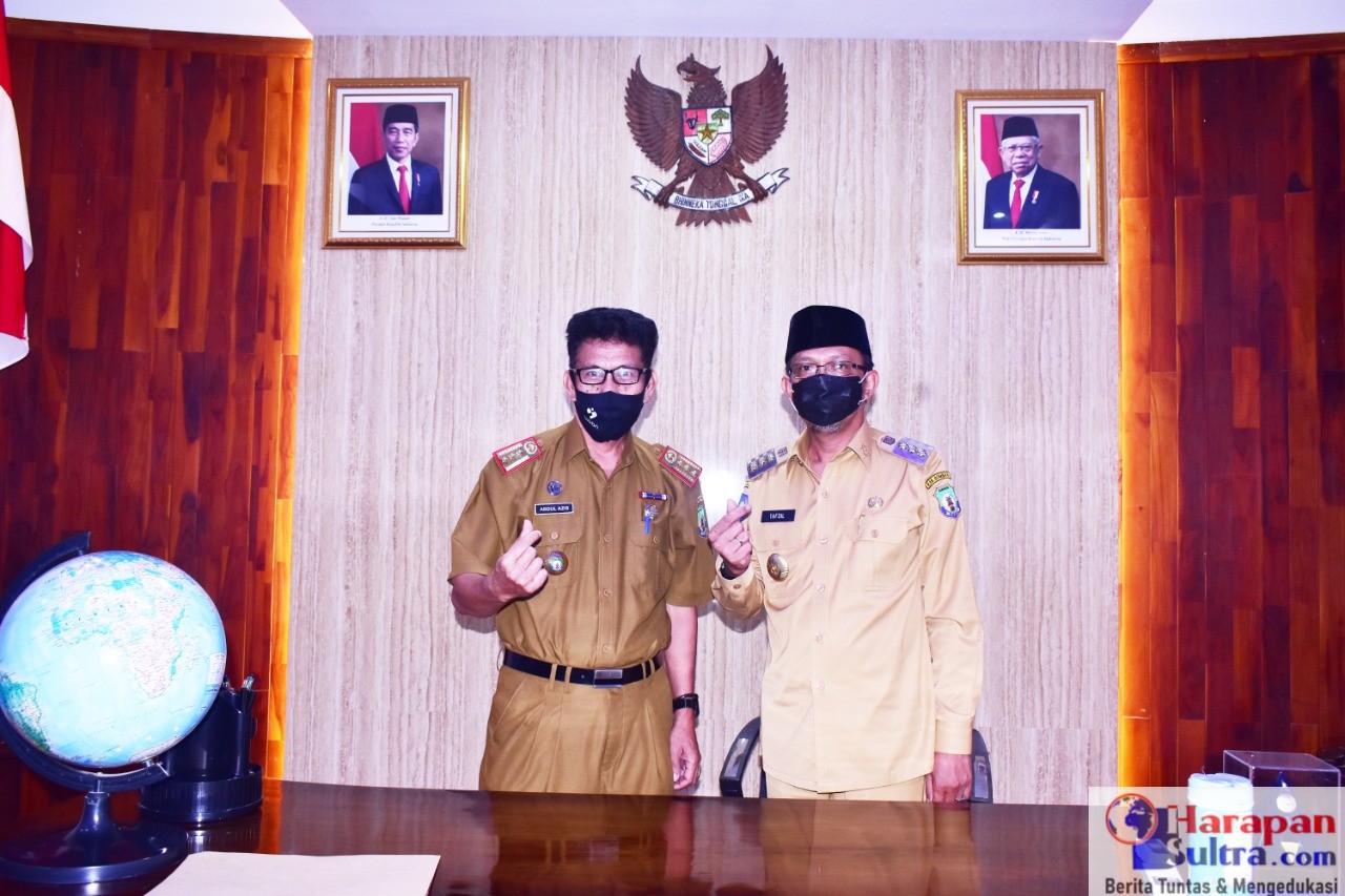 Bupati Bombana, H. Tafdil (Kanan), dan Kepala Dinas Pengendalian Penduduk dan Keluarga Berencana, Drs. H. Abdul Azis, M.Si (Kiri)