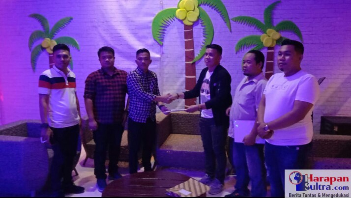 Ketgam : Gubernur LIRA Sultra Karmin Serahkan SK Ke Bupati LIRA Konawe Satriadin