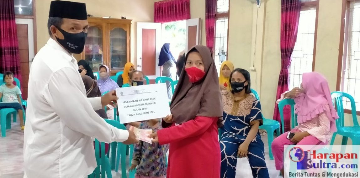 Kepala Desa Lapandewa Makmur, Ganiru,saat menyerahkan secara simbolis BLT-DD.