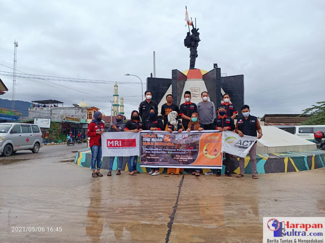 Kegiatan Pembagian Takjil di Tugu Brimob Kasipute