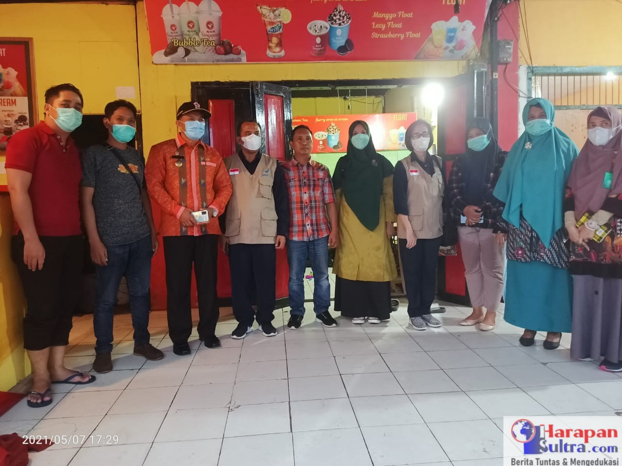 Foto bersama usai pengujian sampel takjil
