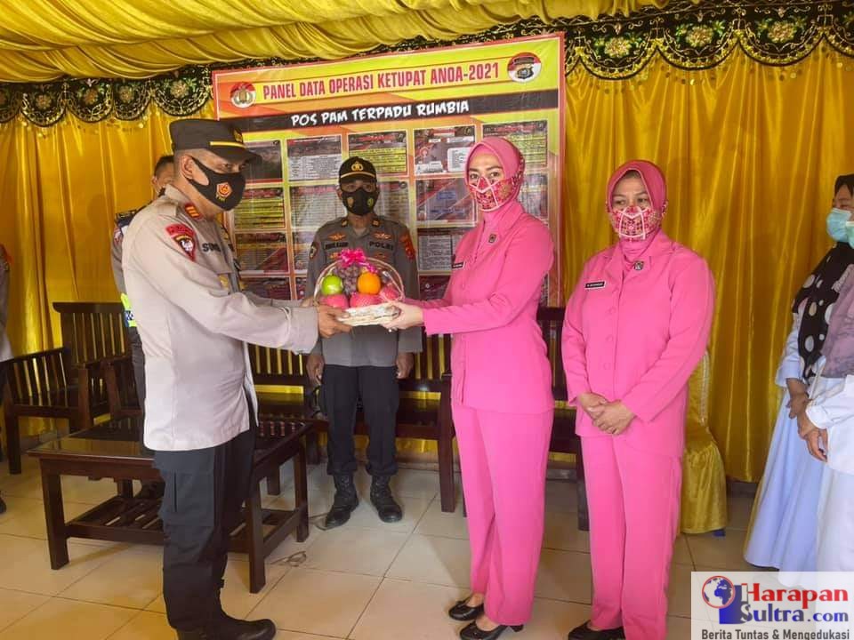 Ketua Bhayangkari cabang Bombana, Ny. Linda Dandy Ario saat menyerahkan bingkisan kepada anggota Kepolisian yang sedang berjaga