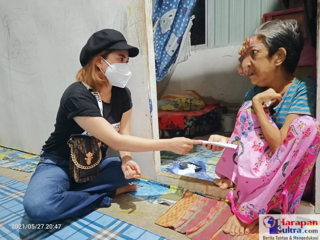 Angie Jodha Lasiawa saat menyerahkan bantuan kepada Ibu Bolong