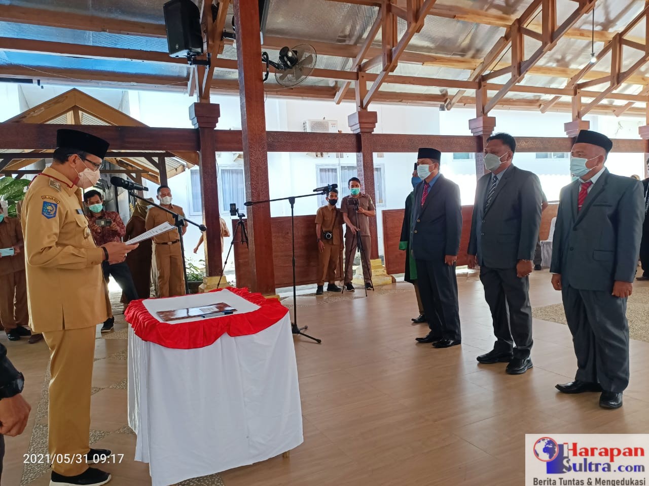 Bupati Bombana, H. Tafdil saat mengambil sumpah 3 Pejabat Pimpinan Tinggi Pratama