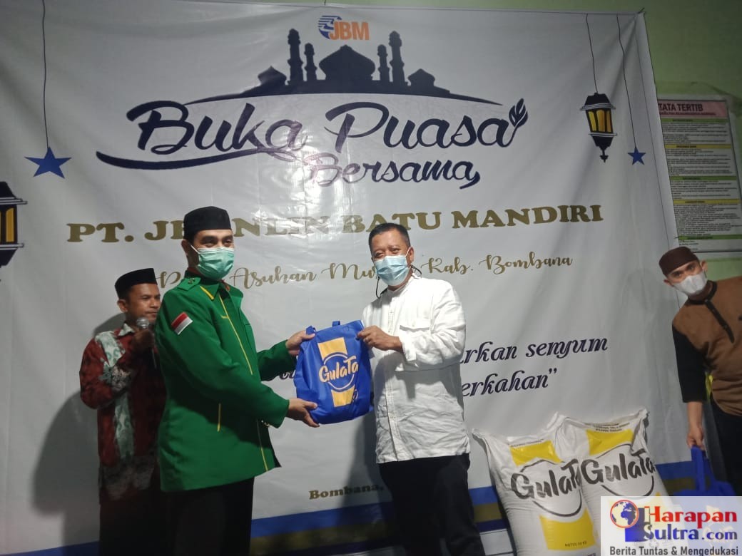 Direktur Utama PT. Jhonlin Batu Mandiri , H Kusni Sastro Kidjan saat menyerahkan paket secara simbolis kepada pengurus Ponpes