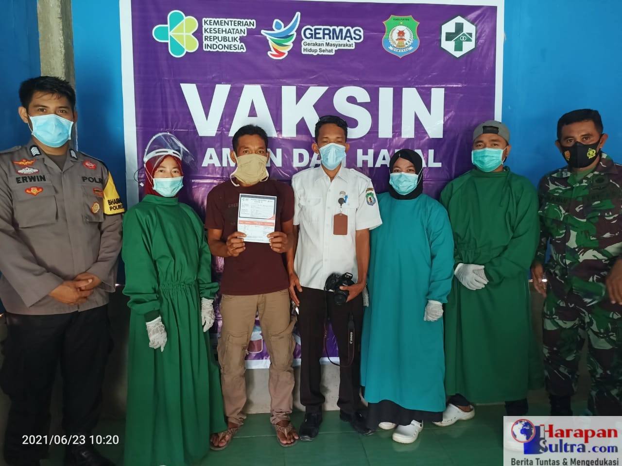 Foto Bersama Petugas Vaksin Covid-19 di Desa Hukaea