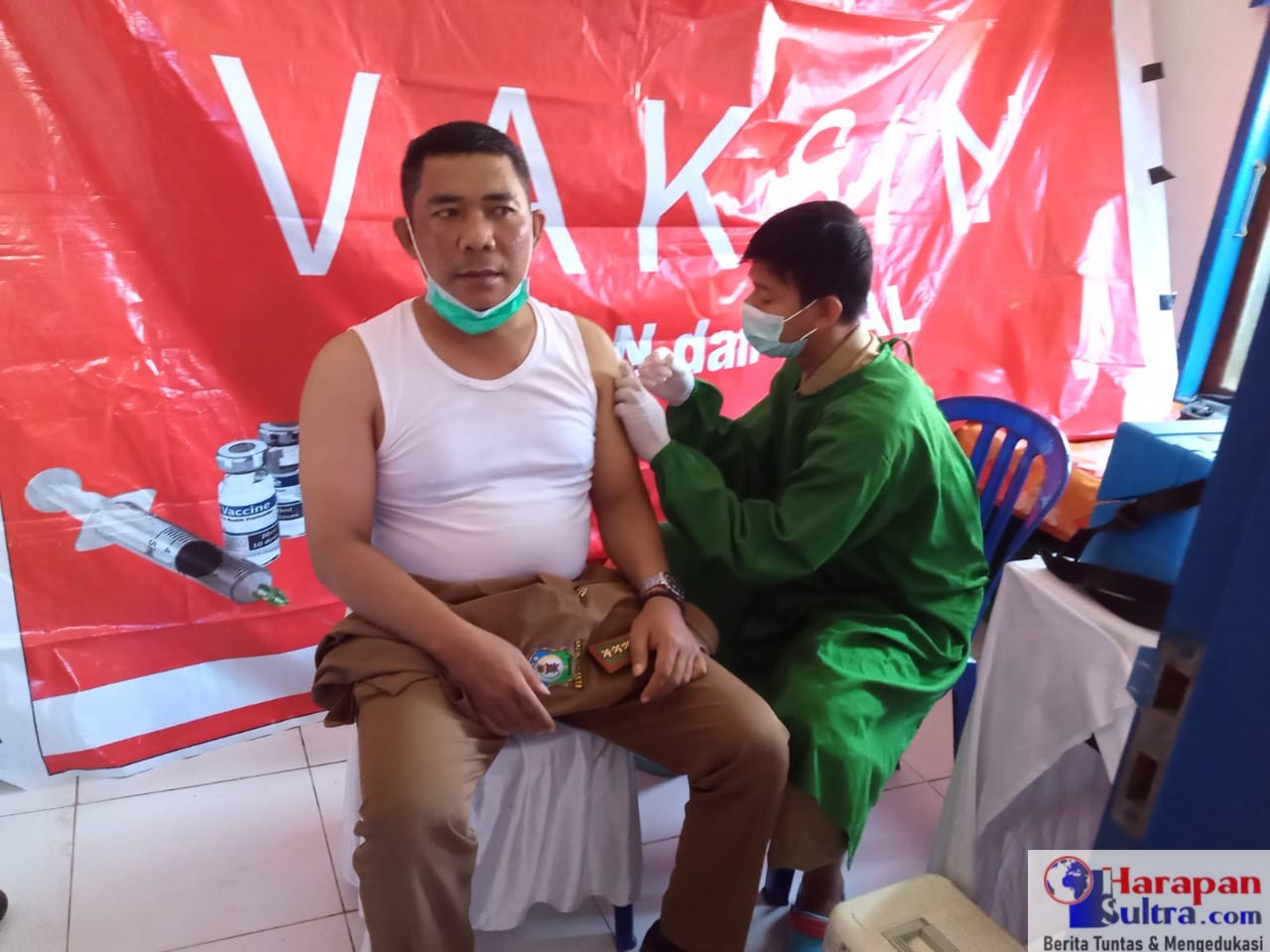 Lurah Lauru, Andi Usman saat menerima suntikan vaksin Covid-19