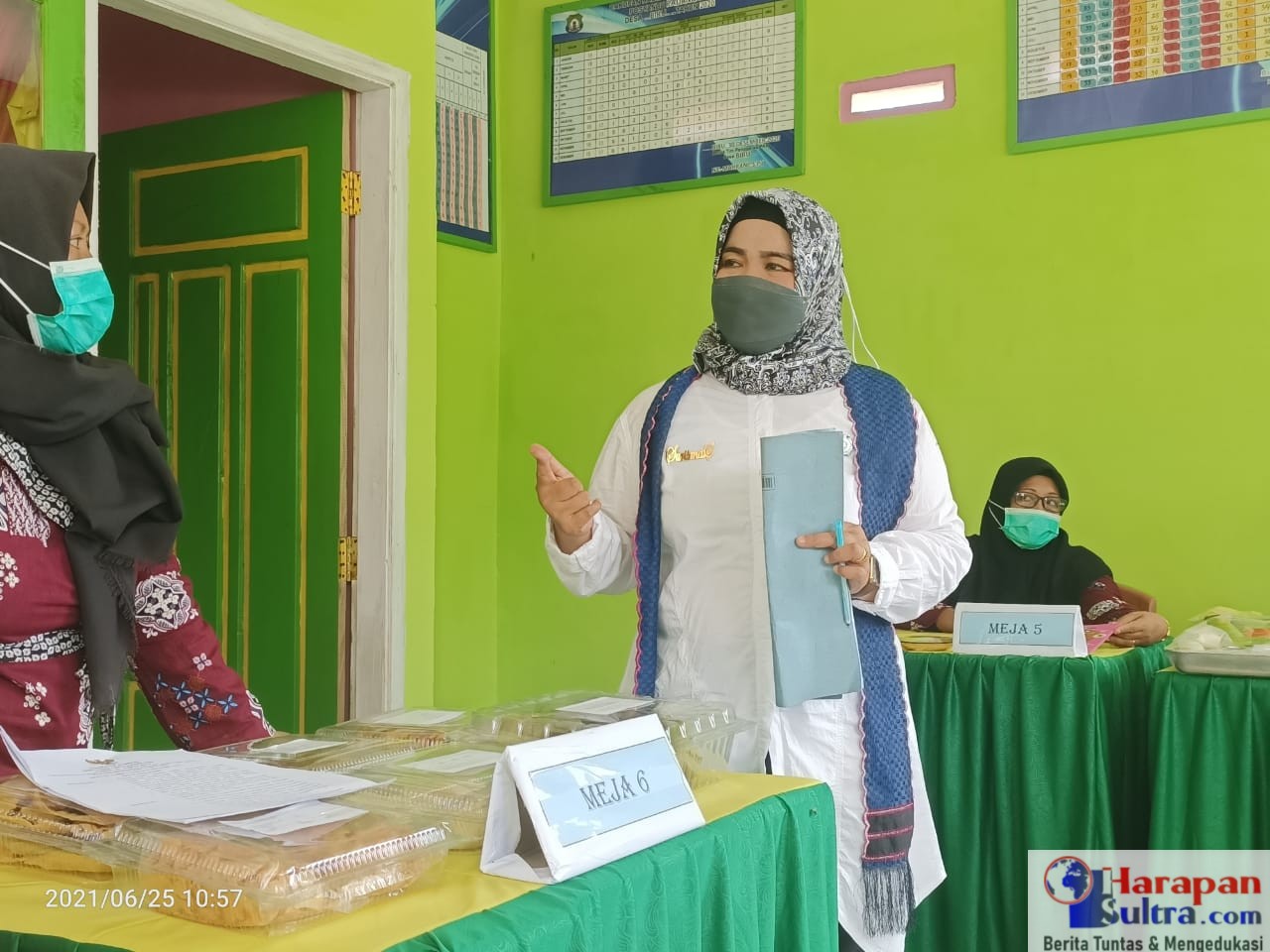 Ny. Surisma Sunandar saat melakukan penilaian di Posyandu Desa Biru