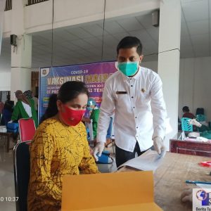 Nurhayati didampingi Kabid Pelayanan dan Sumber Daya Kesehatan Dinkes Bombana, Tarzan SKM. Nurhayati didampingi Kabid Pelayanan dan Sumber Daya Kesehatan Dinkes Bombana, Tarzan SKM.