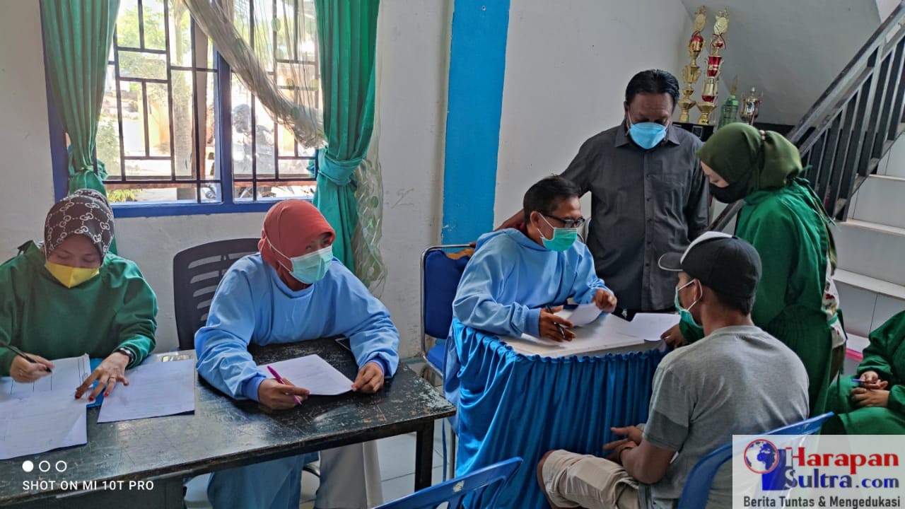 Kepala Dinas Kesehatan Bombana, Darwin, SE saat memantau pelaksanaan pekan Vaksin