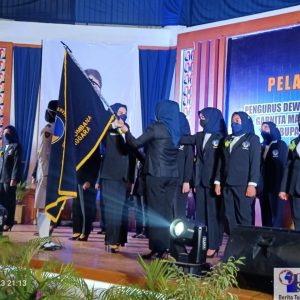 Penyerahan Pataka Garnita Malahayati kepada Pengurus Kabupaten Bombana