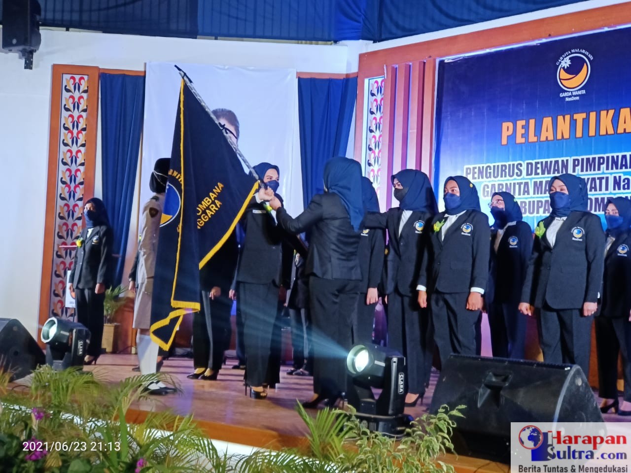 Penyerahan Pataka Garnita Malahayati kepada Pengurus Kabupaten Bombana