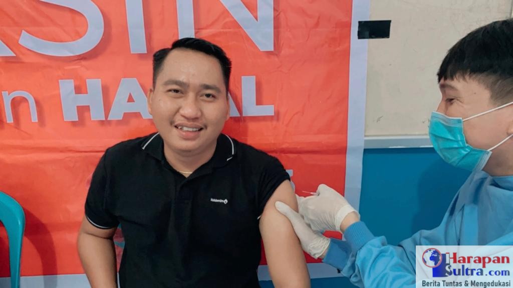 Tokoh pemuda Poleang, Sukman Asdam saat menerima Vaksin Covid-19