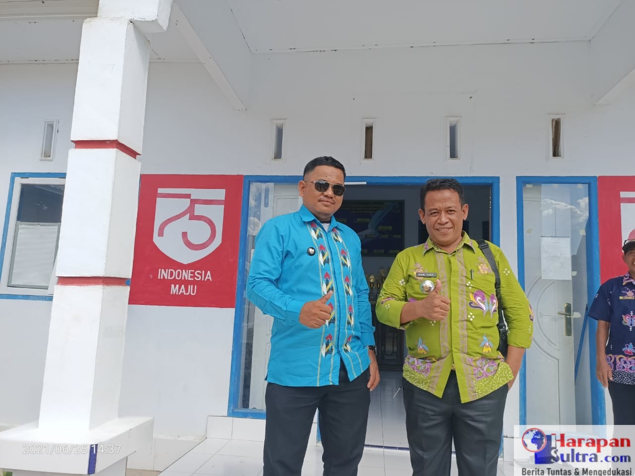 Kepala Desa Biru, Sainal Abidin (kiri) dan Camat Poleang Timur, Ismail Yusuf (kanan)