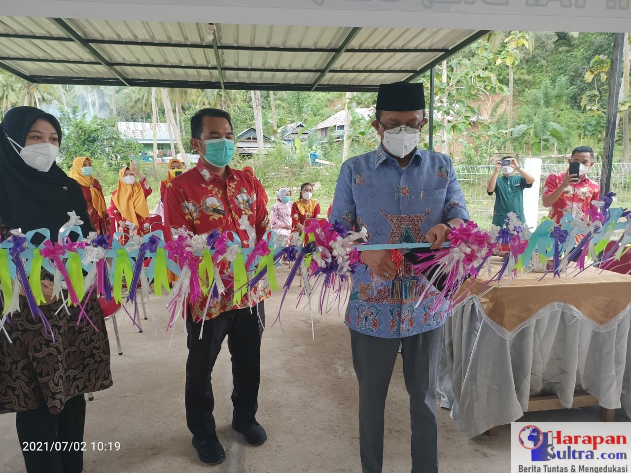 Bupati Bombana, H. Tafdil (Kanan) didamping Pelaksana Direktur BLUD RSUD Bombana, drg. Riswanto saat menggunting pita peresmian gedung