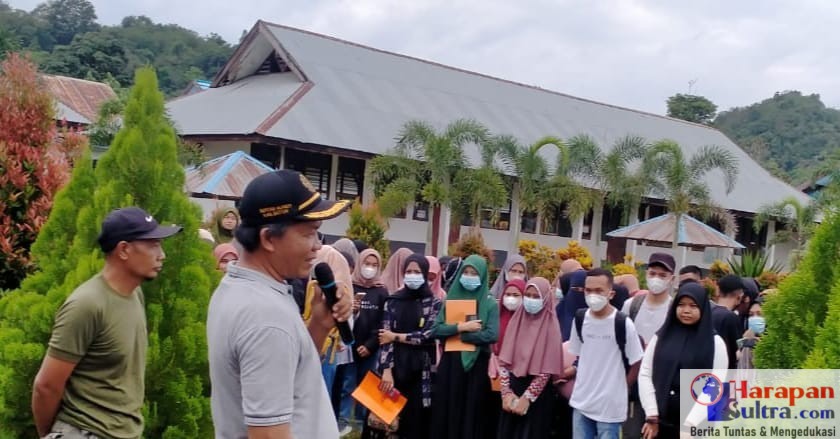 Kepala Sekolah SMKN 2 Bombana Amrun, S.Pd saat memberikan sambutan pada pelepasan siswa