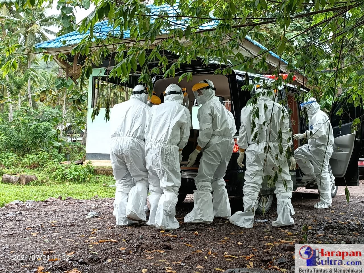 Petugas menggunakan APD lengkap saat mengantarkan jenazah ke pemakaman