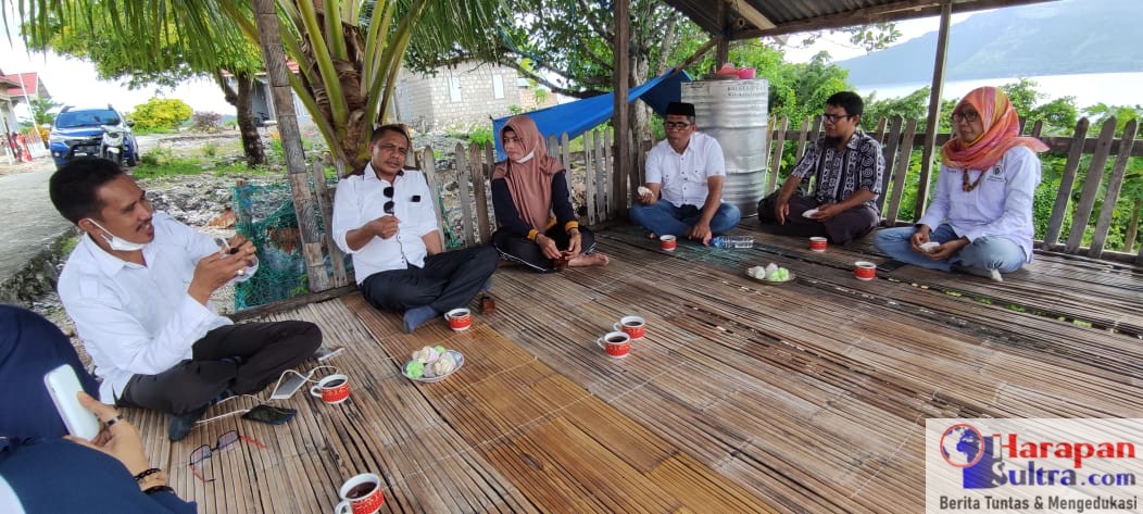 Kepala Desa Gaya Baru, Wa Aua saat mendampingi Tenaga pendamping Profesional Buton Selatan saat melakukan monitoring di Desa Gaya Baru.