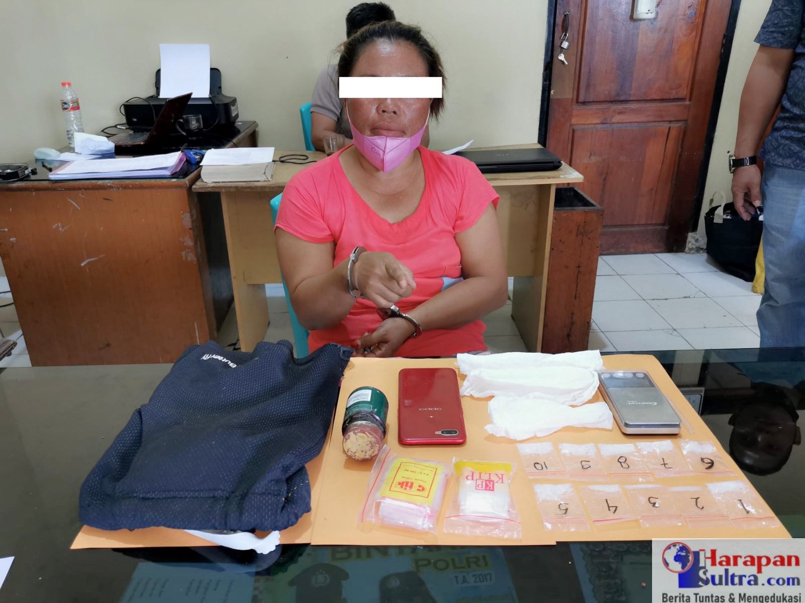 YL (39 tahun) saat diperiksa di Polres Bombana