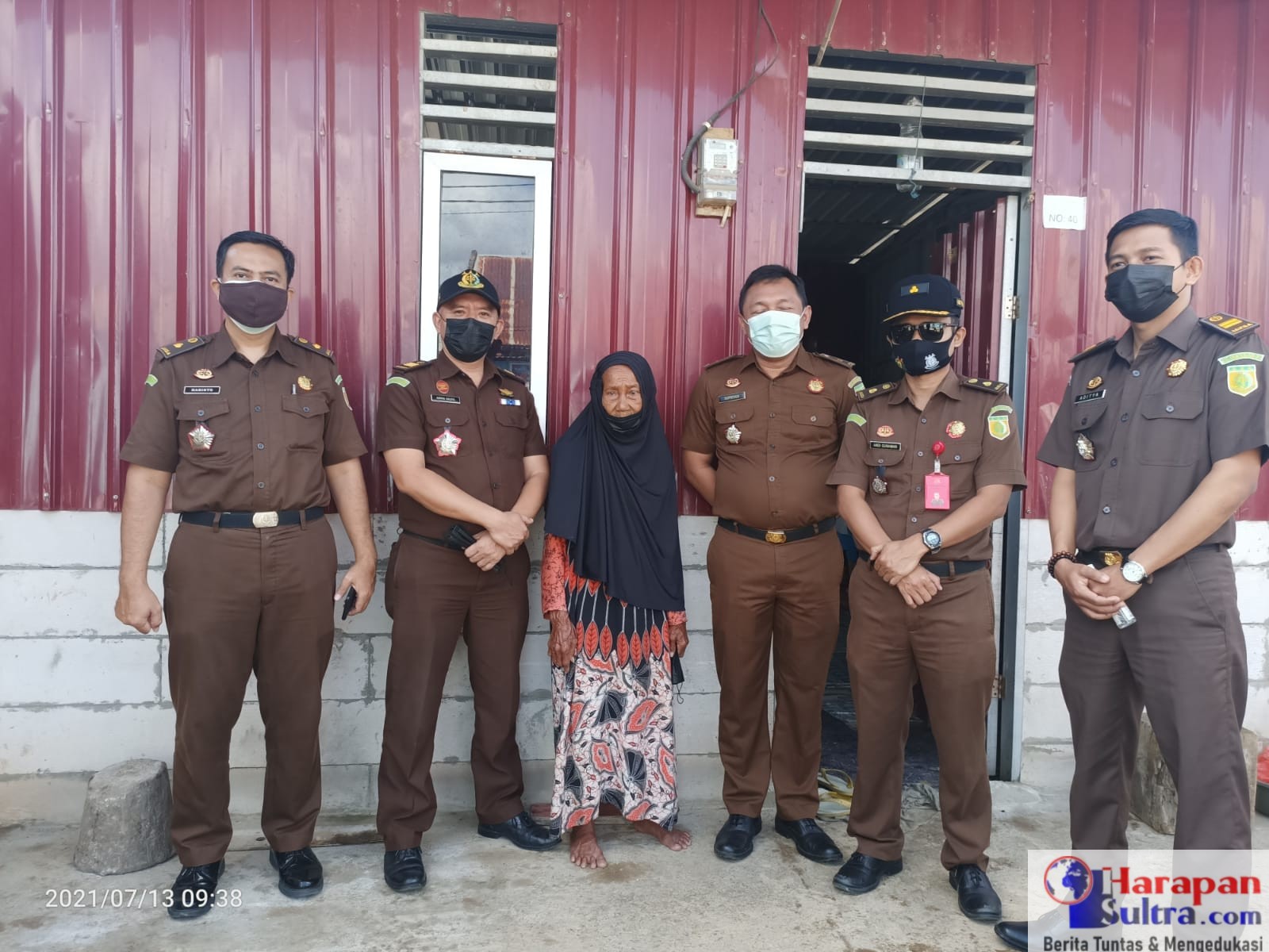 Kejari Bombana saat menyambangi warga untuk menyalurkan bantuan