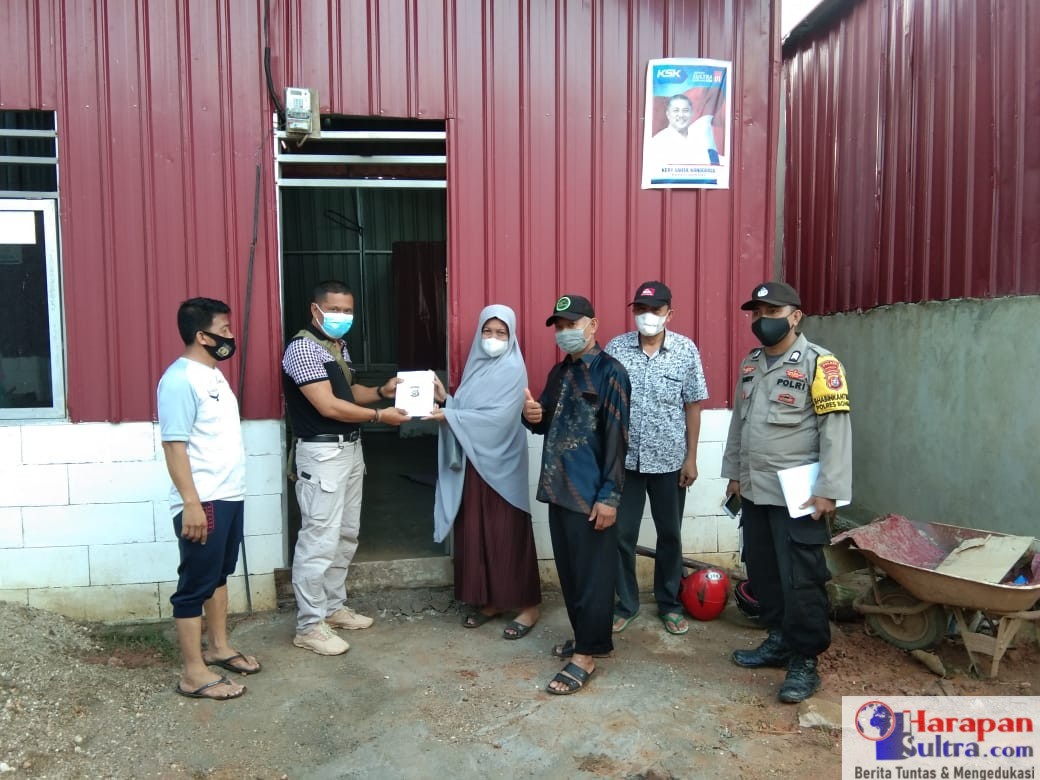 Penyerahan bantuan kepada korban puting beliung