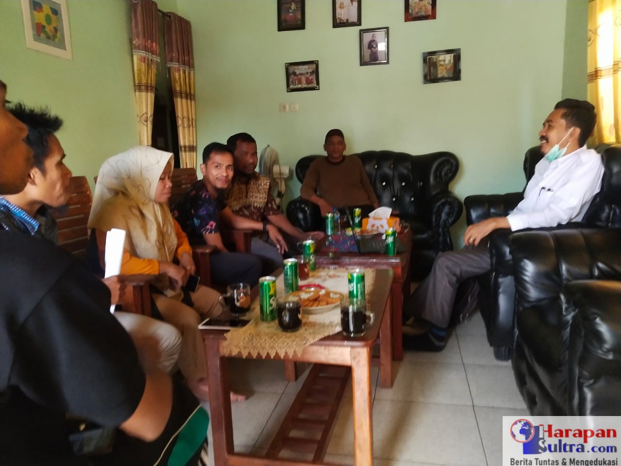 Kepala Desa Lapandewa Makmur saat menerima tamu di kediamannya