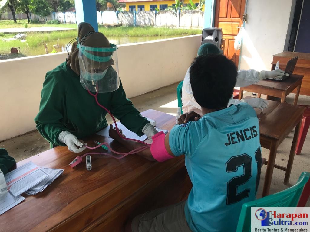 Petugas saat melakukan suntik vaksin dosis kedua kepada salah satu warga