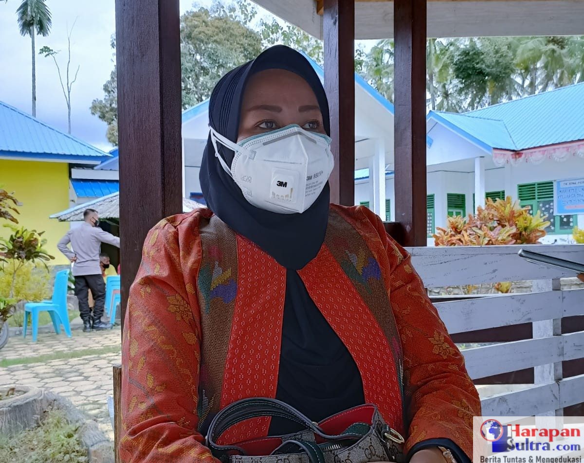 Kepala Pusat Kesehatan Masyarakat (PKM) Rarowatu, Hasniwati, SKM