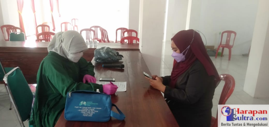 Petugas Kesehatan sedang melakukan screening kepada warga