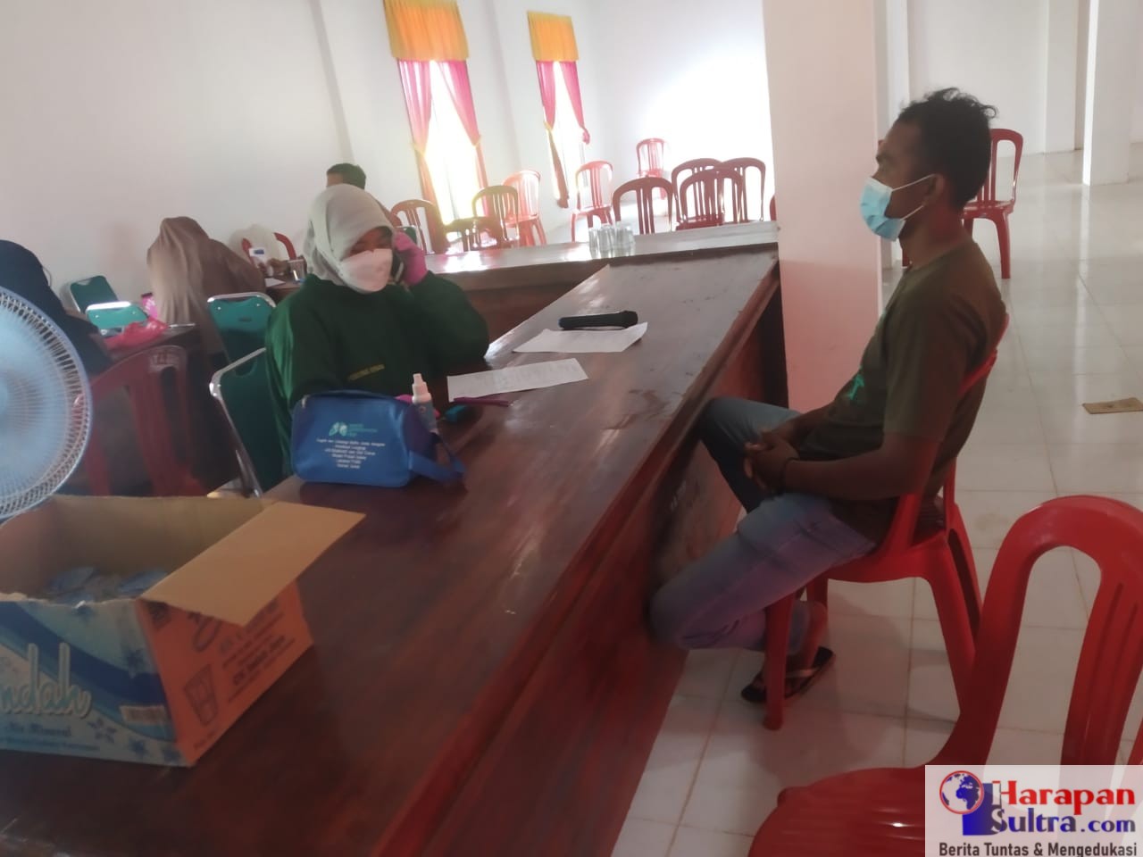 Petugas Melayani Warga untuk di Vaksin