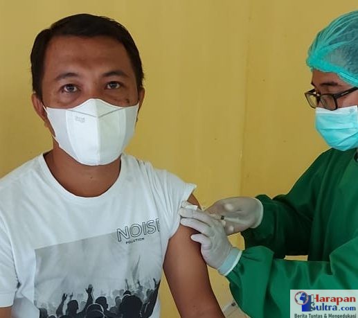 Wakil Ketua DPD Partai Golkar Kabupaten Bombana Bidang BAPPILU, Basmin saat menjalani vaksin dosis ke II