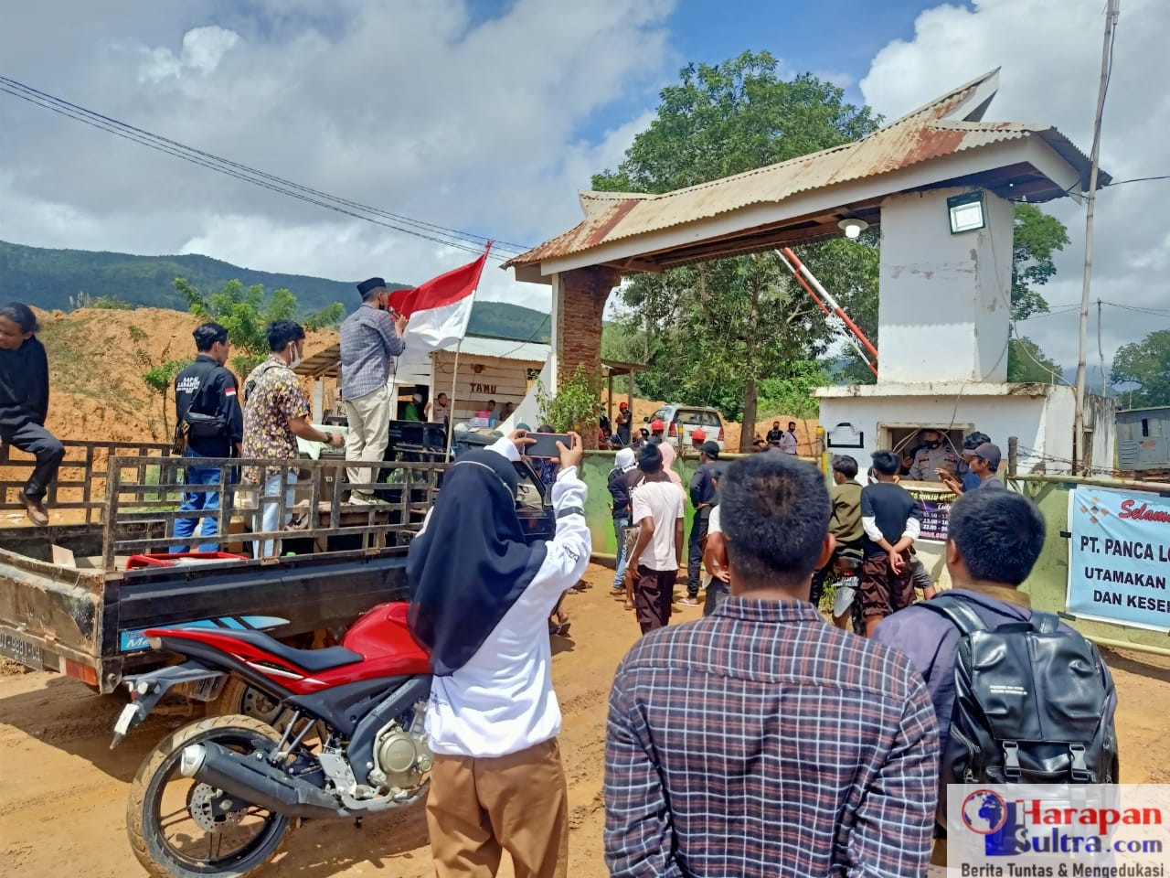 Aksi Demonstrasi Himppewa di Depan Gerbang PT. PLM